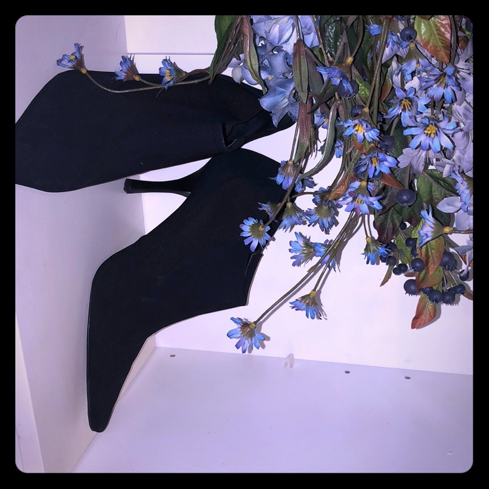 Woman’s black size 11 heels